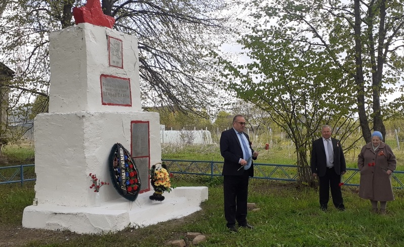 В День Победы возложили цветы к Памятному месту в деревне Максимовка.